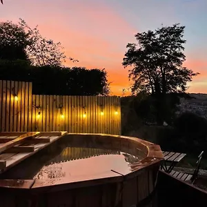 Chalet Secluded With Spectacular Views And Hot Tub! Bath